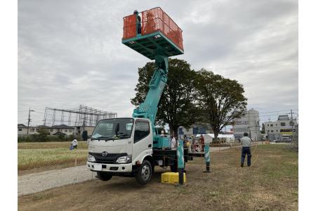 工事業者として高所作業車にてヌゥの地上絵を上からご覧いただくイベントも。<br>安全管理の観点から乗車人数をしぼっての開催となりました。<br>乗車いただけなかった方々、大変申し訳ございませんでした。<br>
