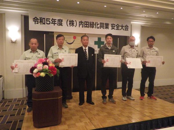 続いて各工事担当者への表彰も。<br>左から竹村・中村(裕)・田中(裕)・渋澤・石井(恭)の5名<br>