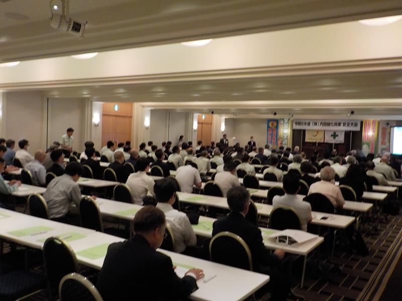 ▲ 熱気に包まれたホテル会場<br>