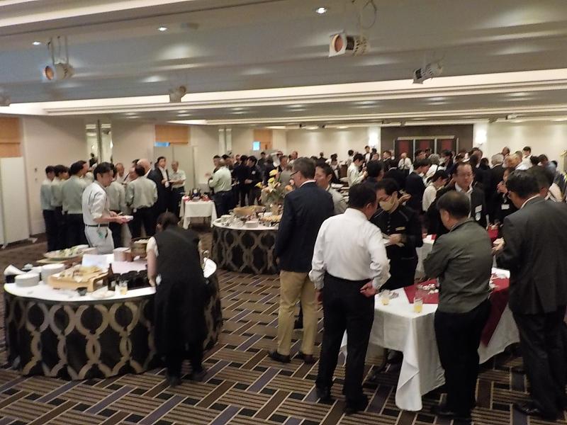 ▲ 大会終了後の懇親会では 協力会社との<br> 意見交換を行いました<br>