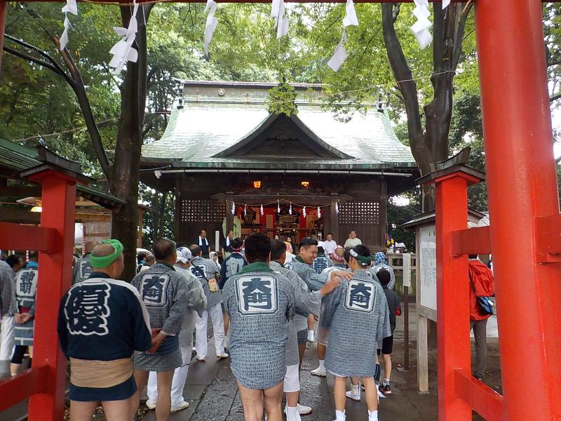▲ 清祓いのあと、いよいよ渡御の始まりです<br>