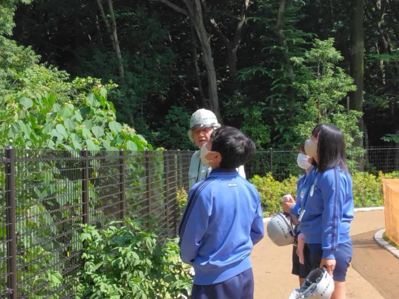 ▲ 完成した公園の説明を受けました<br>