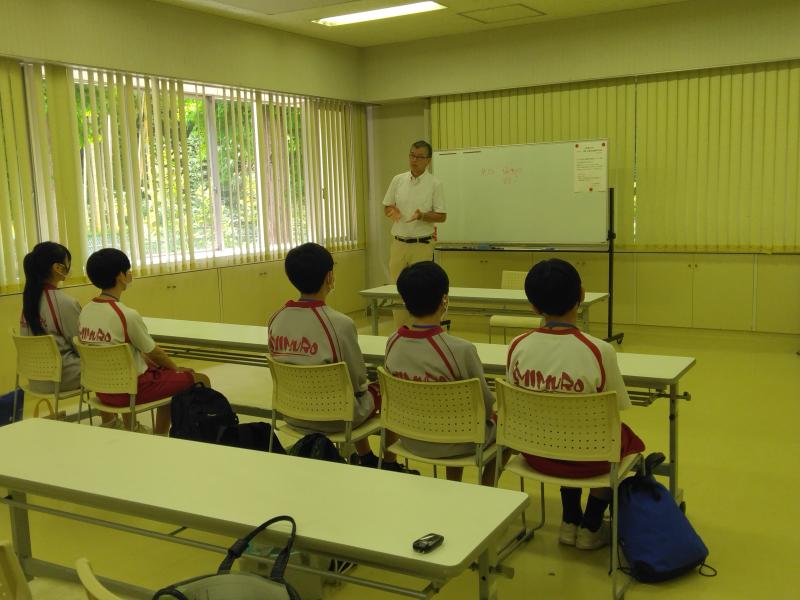▲ 座学では業務概要を学びます<br>